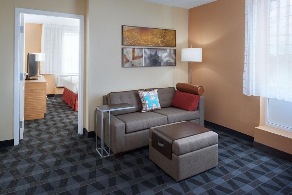 Towneplace Suites By Marriott Grand Rapids Airport Экстерьер фото